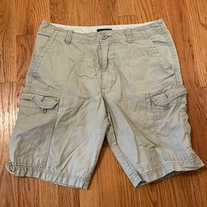 Men’s Club Room khaki cargo shorts size 32